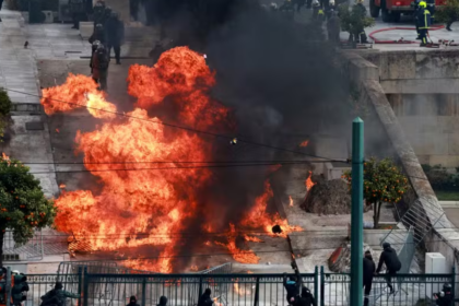 Protestos na Grécia: Manifestantes Atiram Explosivos Contra a Polícia em Frente ao Parlamento