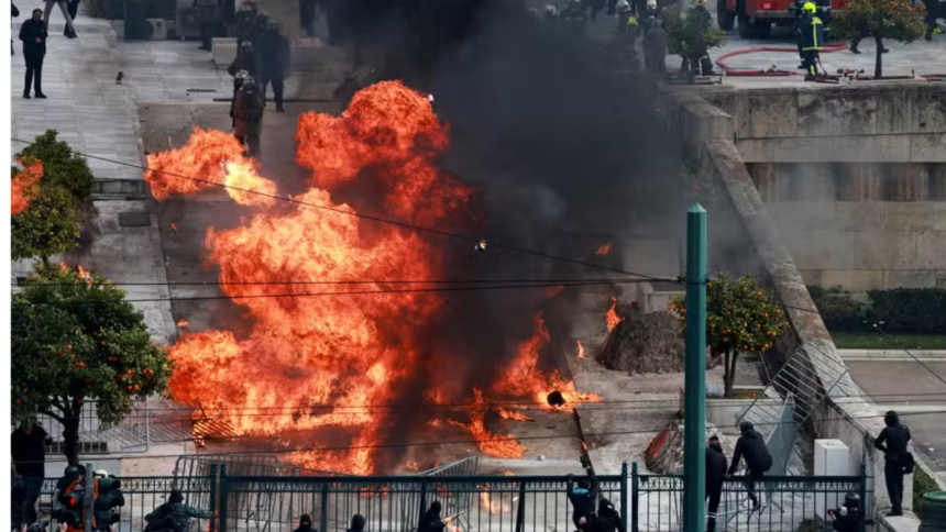 Protestos na Grécia: Manifestantes Atiram Explosivos Contra a Polícia em Frente ao Parlamento Protestos na Grécia: Manifestantes Atiram Explosivos Contra a Polícia em Frente ao Parlamento