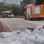 Bitrem carregado de açúcar tomba na GO-080, próximo à Planagri, e bombeiros são acionados