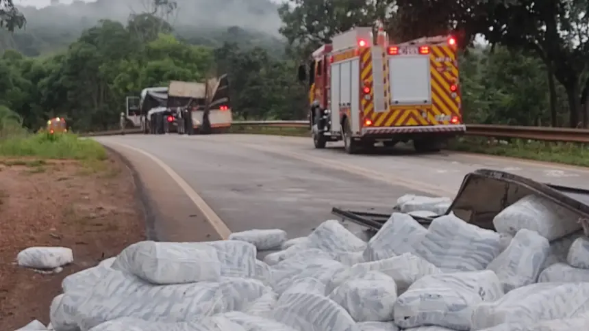 Bitrem carregado de açúcar tomba na GO-080, próximo à Planagri, e bombeiros são acionados