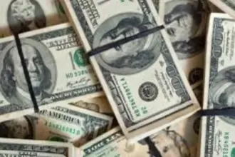 Dólar fecha em alta após anúncio de tarifas de Trump Dólar fecha em alta após anúncio de tarifas de Trump