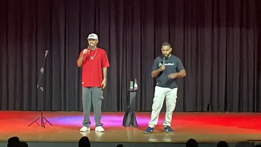 Espetáculo Gênios Siameses é realizado no Centro Cultural de Goianésia