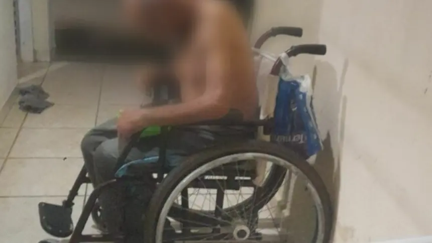 Filha é presa por maltratar e abandonar pai idoso Filha é presa por maltratar e abandonar pai idoso