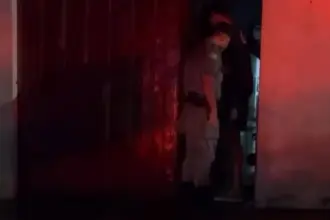 Homem é morto com golpes de faca pela companheira no Jardim Ana Edith, em Jaraguá