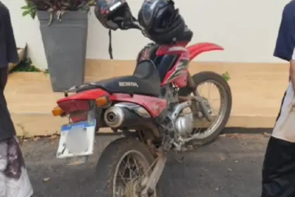 Motocicleta com registro de furto é recuperada no oeste de Goianésia e duas pessoas são presas