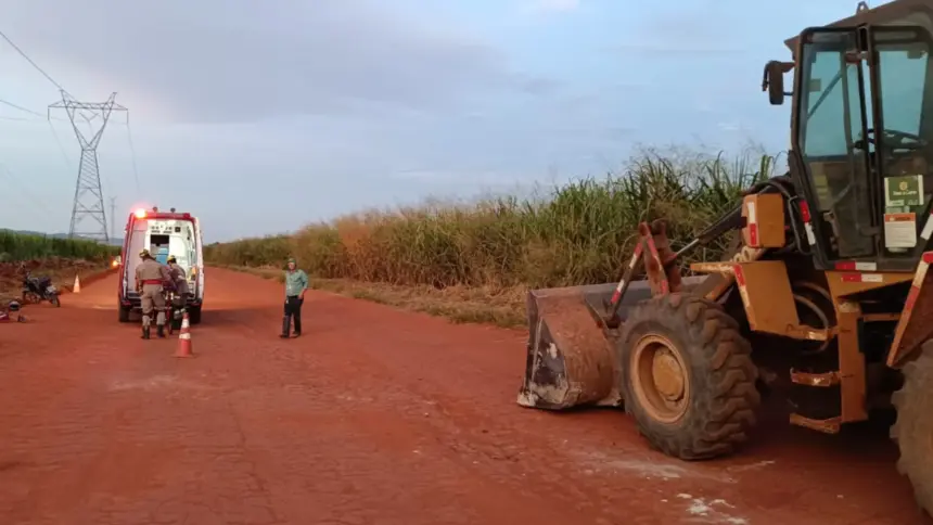 Motociclista é socorrido pelos bombeiros de Goianésia após ficar gravemente ferido ao colidir com pá carregadeira Motociclista é socorrido pelos bombeiros de Goianésia após ficar gravemente ferido ao colidir com pá carregadeira
