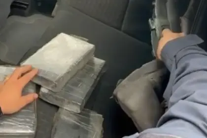 Na BR-060, PRF apreende 6 kg de cocaína escondidos em banco de carro