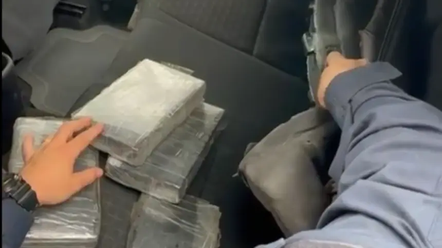 Na BR-060, PRF apreende 6 kg de cocaína escondidos em banco de carro