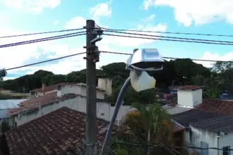 Sua rua está sem iluminação no poste? Saiba quem acionar para resolver!