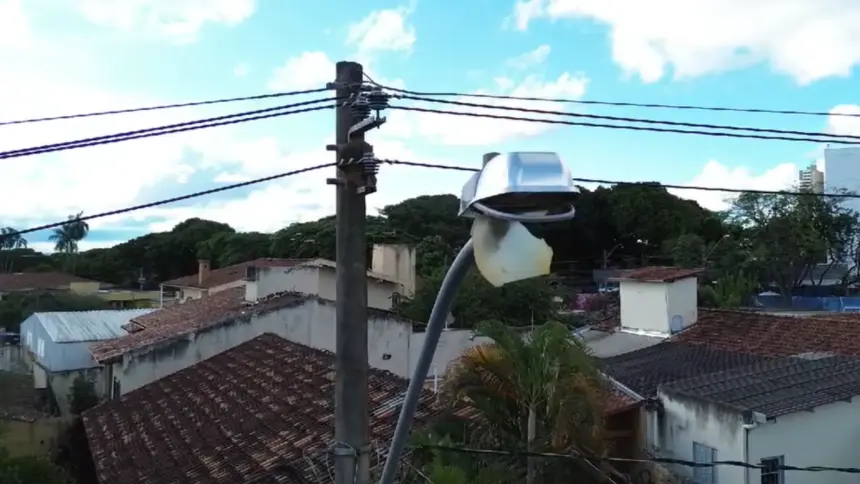 Sua rua está sem iluminação no poste? Saiba quem acionar para resolver! Sua rua está sem iluminação no poste? Saiba quem acionar para resolver!