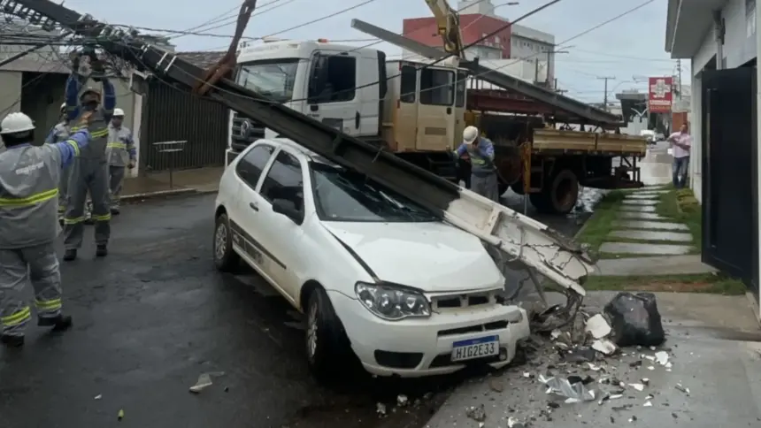 10 postes são derrubados por dia em Goiás 10 postes são derrubados por dia em Goiás