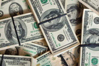 Dólar conclui último pregão em alta de 0,50%, cotado a R$ 5,67 Dólar conclui último pregão em alta de 0,50%, cotado a R$ 5,67