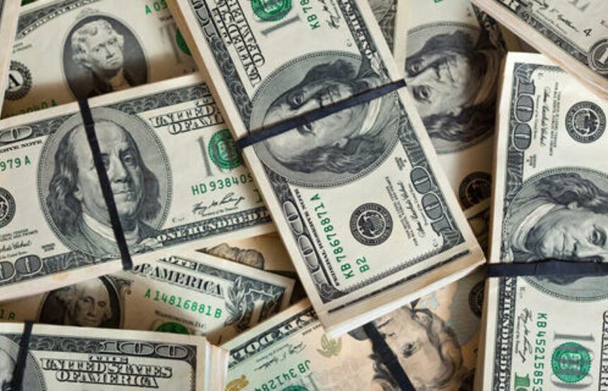 Dólar conclui último pregão em alta de 0,50%, cotado a R$ 5,67 Dólar conclui último pregão em alta de 0,50%, cotado a R$ 5,67