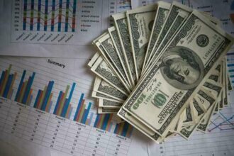 Dólar encerra último pregão em alta