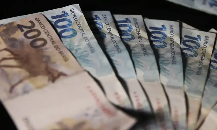 Governo restringe temporariamente R$ 128 bi em gastos dos ministérios até maio Governo restringe temporariamente R$ 128 bi em gastos dos ministérios até maio