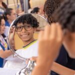 Olhar para Todos entrega óculos a alunos da rede estadual