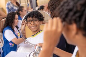 Olhar para Todos entrega óculos a alunos da rede estadual Olhar para Todos entrega óculos a alunos da rede estadual