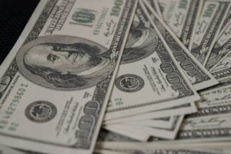 Pós-feriado: dólar cai a R$ 5,75 Pós-feriado: dólar cai a R$ 5,75