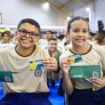 Governo entrega 17,6 mil novos cartões do Bolsa Uniforme a estudantes de CEPMGs