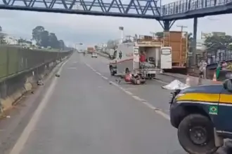 Acidente entre caminhão e motos mata passageira na BR-060