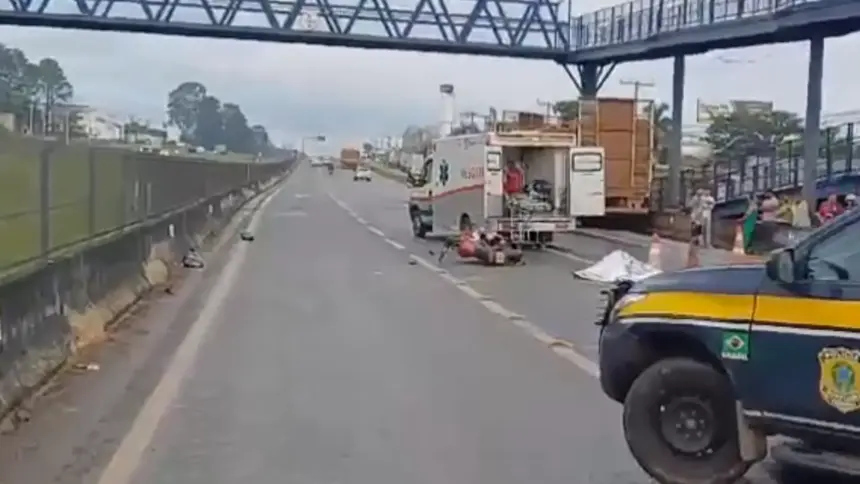 Acidente entre caminhão e motos mata passageira na BR-060 Acidente entre caminhão e motos mata passageira na BR-060