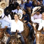 Ao lado de dois mil muladeiros, Daniel Vilela participa de cavalgada no Centro de Goiânia