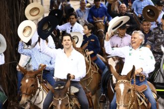 Ao lado de dois mil muladeiros, Daniel Vilela participa de cavalgada no Centro de Goiânia Ao lado de dois mil muladeiros, Daniel Vilela participa de cavalgada no Centro de Goiânia
