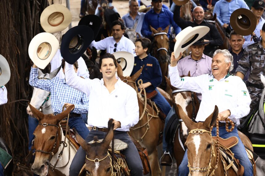 Ao lado de dois mil muladeiros, Daniel Vilela participa de cavalgada no Centro de Goiânia