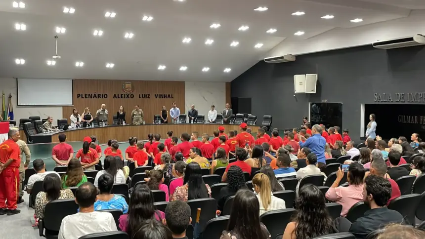 Bombeiros de Goianésia realiza aula inaugural do projeto Bombeiro Mirim