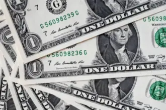 Dólar fecha com leve queda de 0,11%