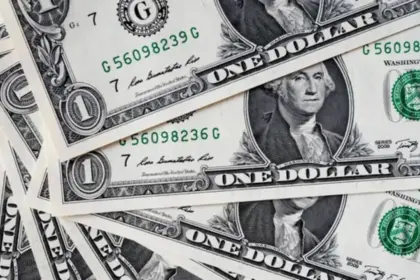 Dólar fecha com leve queda de 0,11%