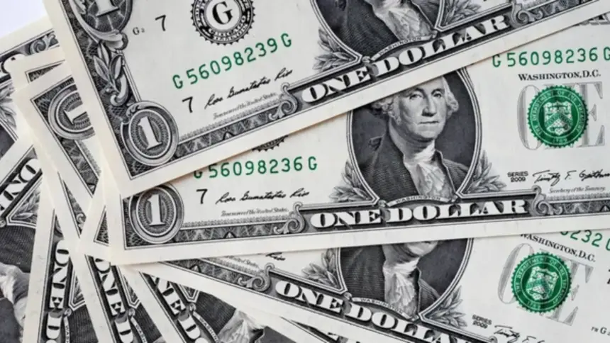 Dólar fecha com leve queda de 0,11%