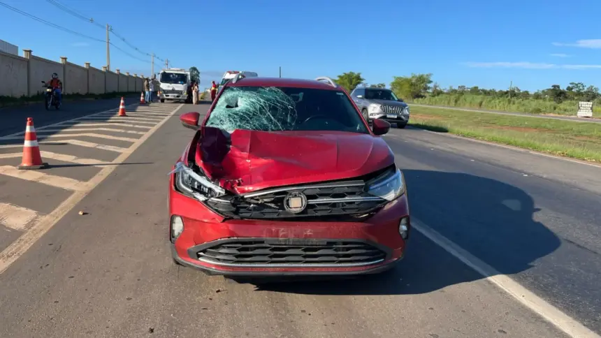 Idosa morre atropelada ao tentar atravessar a BR-153