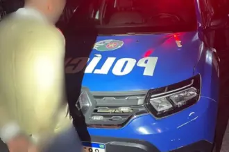 Homem é preso no centro de Goianésia após invadir barbearia e tentar matar jovens com golpes de faca Homem é preso no centro de Goianésia após invadir barbearia e tentar matar jovens com golpes de faca