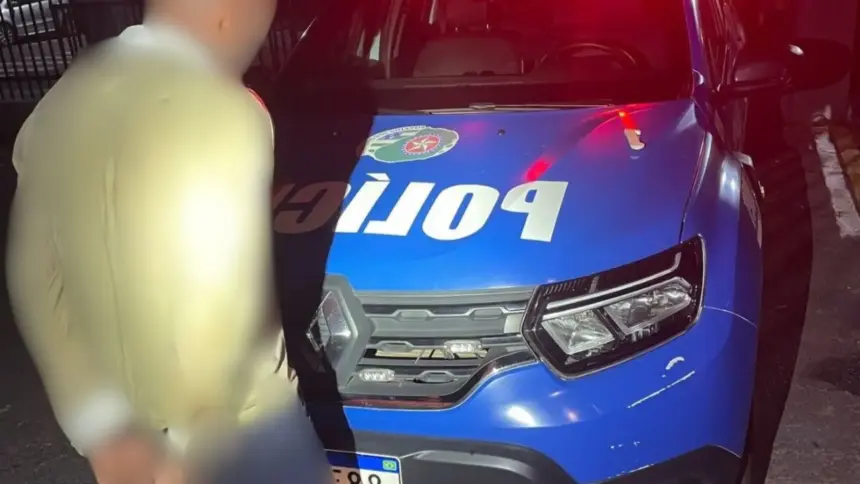 Homem é preso no centro de Goianésia após invadir barbearia e tentar matar jovens com golpes de faca Homem é preso no centro de Goianésia após invadir barbearia e tentar matar jovens com golpes de faca