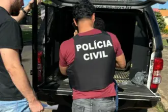 Homem é preso por descumprir medida protetiva e divulgar vídeos íntimos Homem é preso por descumprir medida protetiva e divulgar vídeos íntimos