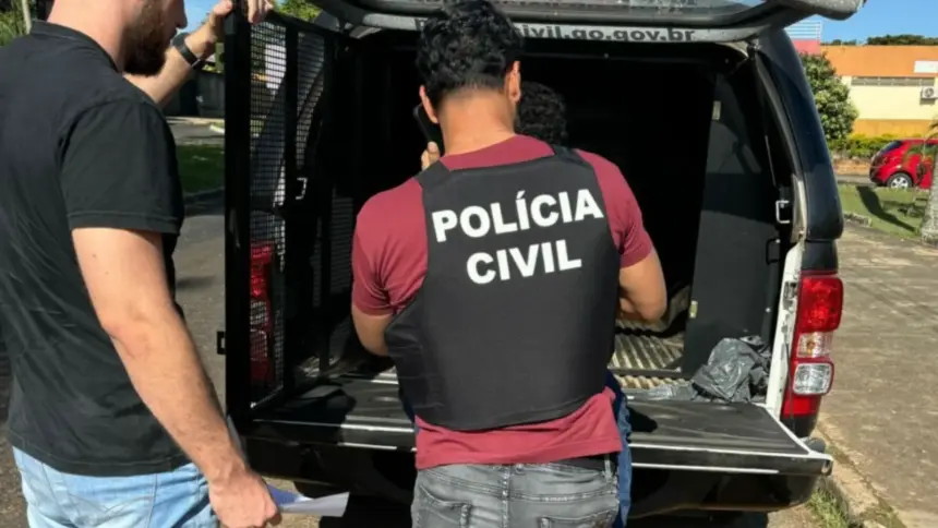 Homem é preso por descumprir medida protetiva e divulgar vídeos íntimos Homem é preso por descumprir medida protetiva e divulgar vídeos íntimos