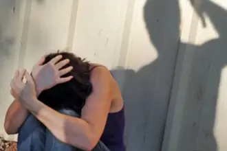 Homem usa facão para ameaçar mulher e é preso por lesão corporal Homem usa facão para ameaçar mulher e é preso por lesão corporal