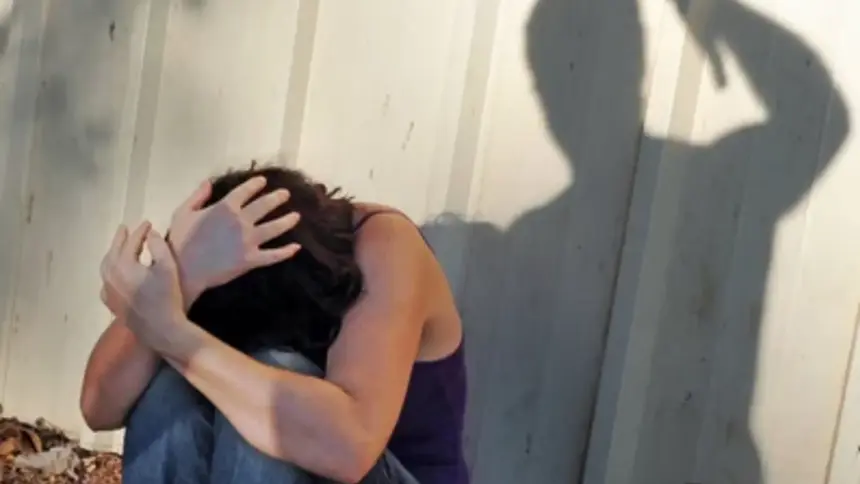 Homem usa facão para ameaçar mulher e é preso por lesão corporal Homem usa facão para ameaçar mulher e é preso por lesão corporal