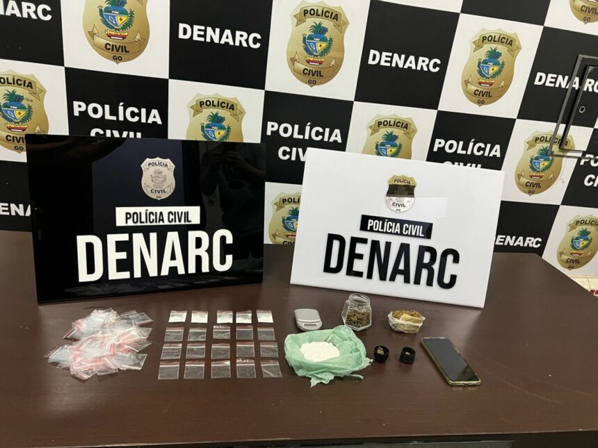Homem é preso por tráfico de drogas ao ser pego com cocaína e skunk