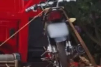Motocicleta irregular é apreendida em Goianésia com chassi raspado e placa caseira Motocicleta irregular é apreendida em Goianésia com chassi raspado e placa caseira