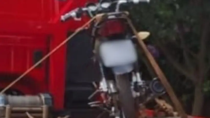 Motocicleta irregular é apreendida em Goianésia com chassi raspado e placa caseira Motocicleta irregular é apreendida em Goianésia com chassi raspado e placa caseira