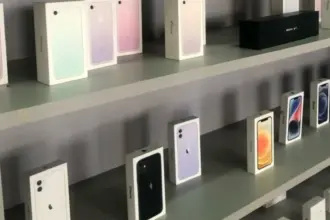 Polícia e Procon realizam ação em loja de celulares investigada por vender aparelhos e não entregar Polícia e Procon realizam ação em loja de celulares investigada por vender aparelhos e não entregar