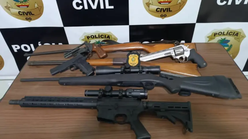 Polícia apreende de armas de fogo em residência de suspeito de violência doméstica Polícia apreende de armas de fogo em residência de suspeito de violência doméstica