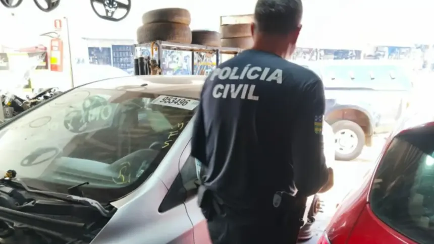 Polícia realiza ação em loja suspeita de vender peças de veículos desmanchados Polícia realiza ação em loja suspeita de vender peças de veículos desmanchados