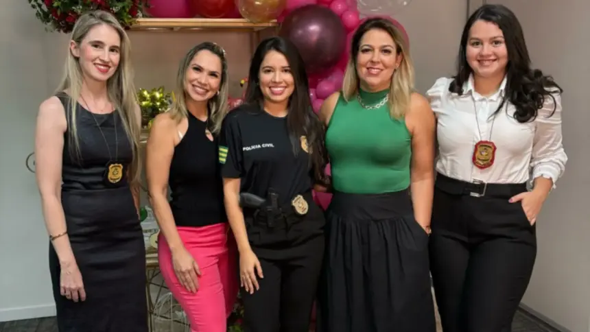 Polícia ministra palestra sobre Violência Doméstica e Familiar contra a Mulher Polícia ministra palestra sobre Violência Doméstica e Familiar contra a Mulher