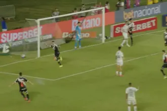 Santos sofre virada do Vasco com brilho de Vegetti em seu retorno à elite do Brasileirão Santos sofre virada do Vasco com brilho de Vegetti em seu retorno à elite do Brasileirão