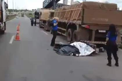 Tragédia na BR-153: Motociclista morre ao colidir veículo em caminhão parado