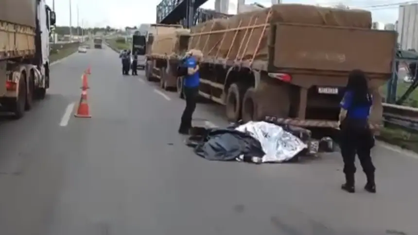 Tragédia na BR-153: Motociclista morre ao colidir veículo em caminhão parado Tragédia na BR-153: Motociclista morre ao colidir veículo em caminhão parado