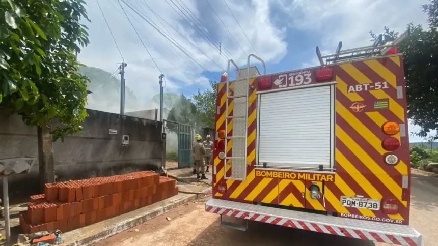 Urgente: Bombeiros são acionados para debelar incêndio em residência no sul de Goianésia Urgente: Bombeiros são acionados para debelar incêndio em residência no sul de Goianésia